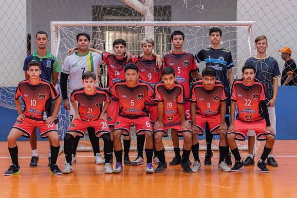 Diretor de esportes Pablo B. Alves, equipe Sub-17 e professor Renan F. Pontes.