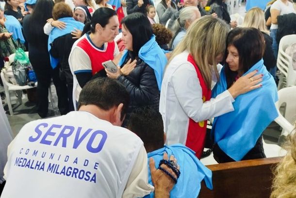 Missa de Maria Passa &agrave; Frente re&uacute;ne cerca de 2,5 mil pessoas com b&ecirc;n&ccedil;&atilde;o das rosas