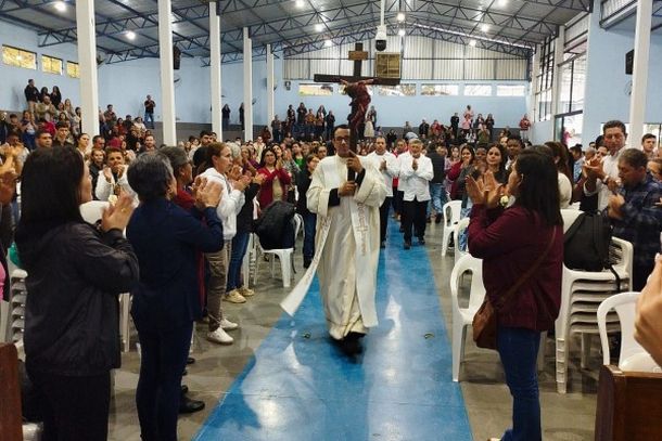 Missa de Maria Passa &agrave; Frente re&uacute;ne cerca de 2,5 mil pessoas com b&ecirc;n&ccedil;&atilde;o das rosas