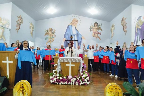 Missa de Maria Passa &agrave; Frente re&uacute;ne cerca de 2,5 mil pessoas com b&ecirc;n&ccedil;&atilde;o das rosas