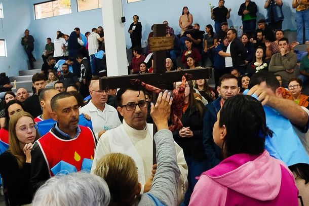 Missa de Maria Passa &agrave; Frente re&uacute;ne cerca de 2,5 mil pessoas com b&ecirc;n&ccedil;&atilde;o das rosas