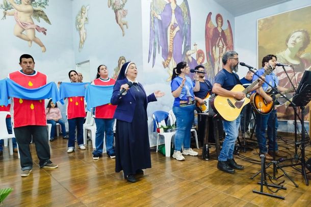 Missa de Maria Passa &agrave; Frente re&uacute;ne cerca de 2,5 mil pessoas com b&ecirc;n&ccedil;&atilde;o das rosas