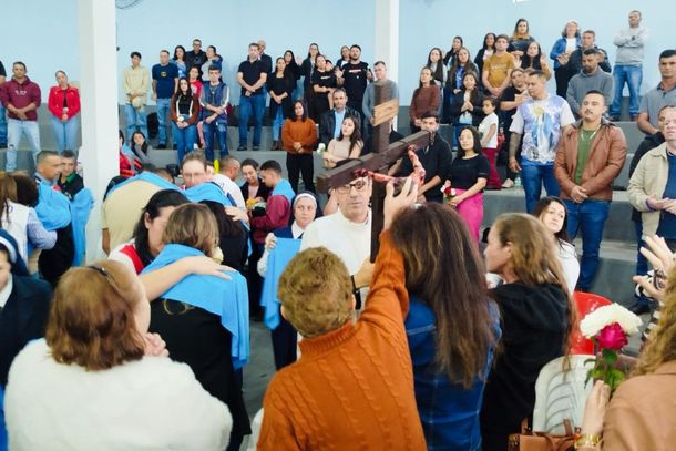 Missa de Maria Passa &agrave; Frente re&uacute;ne cerca de 2,5 mil pessoas com b&ecirc;n&ccedil;&atilde;o das rosas
