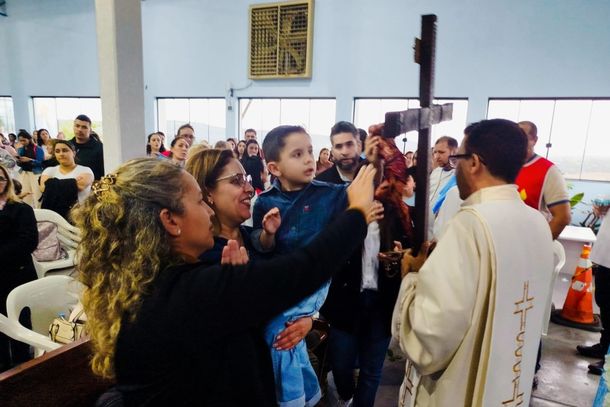 Missa de Maria Passa &agrave; Frente re&uacute;ne cerca de 2,5 mil pessoas com b&ecirc;n&ccedil;&atilde;o das rosas