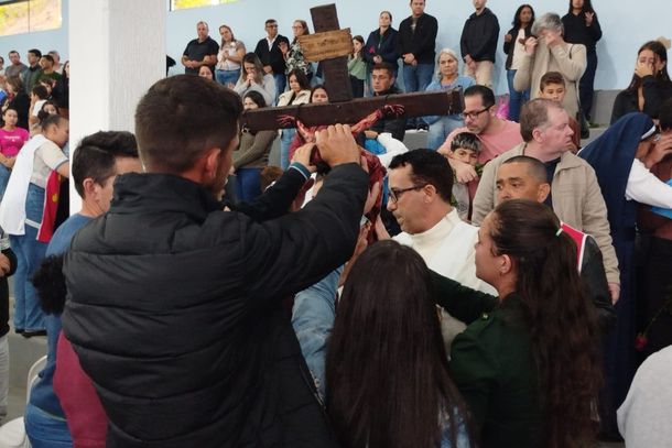 Missa de Maria Passa &agrave; Frente re&uacute;ne cerca de 2,5 mil pessoas com b&ecirc;n&ccedil;&atilde;o das rosas