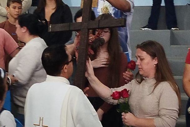 Missa de Maria Passa &agrave; Frente re&uacute;ne cerca de 2,5 mil pessoas com b&ecirc;n&ccedil;&atilde;o das rosas