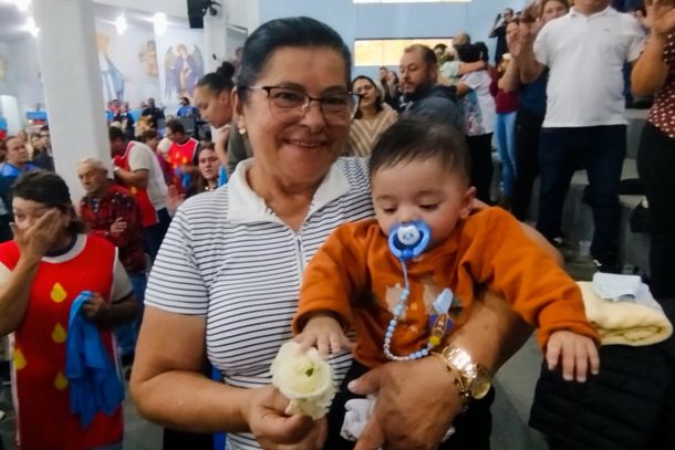 Missa de Maria Passa &agrave; Frente re&uacute;ne cerca de 2,5 mil pessoas com b&ecirc;n&ccedil;&atilde;o das rosas