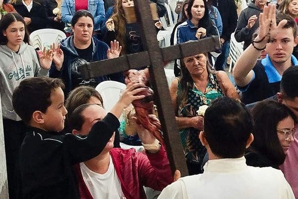 Missa de Maria Passa &agrave; Frente re&uacute;ne cerca de 2,5 mil pessoas com b&ecirc;n&ccedil;&atilde;o das rosas