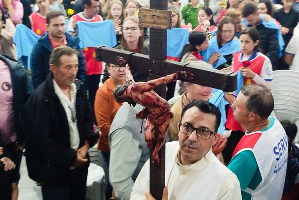 Missa de Maria Passa &agrave; Frente re&uacute;ne cerca de 2,5 mil pessoas com b&ecirc;n&ccedil;&atilde;o das rosas