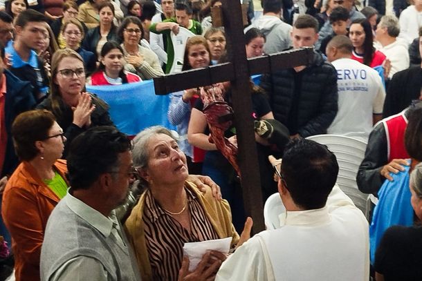 Missa de Maria Passa &agrave; Frente re&uacute;ne cerca de 2,5 mil pessoas com b&ecirc;n&ccedil;&atilde;o das rosas