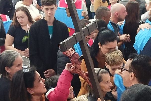 Missa de Maria Passa &agrave; Frente re&uacute;ne cerca de 2,5 mil pessoas com b&ecirc;n&ccedil;&atilde;o das rosas