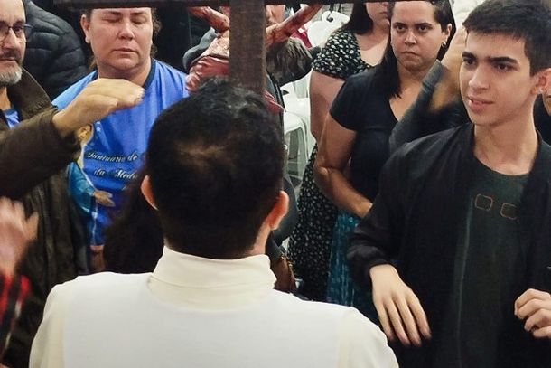 Missa de Maria Passa &agrave; Frente re&uacute;ne cerca de 2,5 mil pessoas com b&ecirc;n&ccedil;&atilde;o das rosas