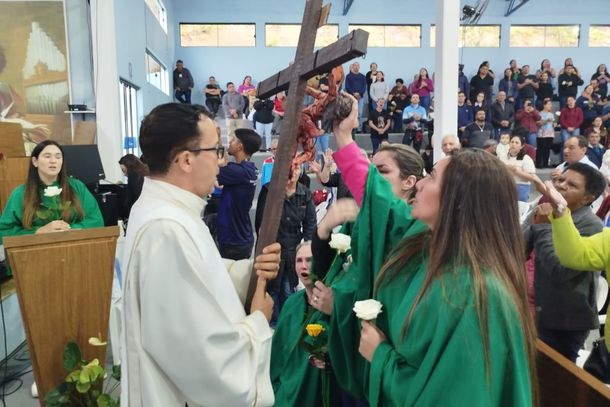 Missa de Maria Passa &agrave; Frente re&uacute;ne cerca de 2,5 mil pessoas com b&ecirc;n&ccedil;&atilde;o das rosas