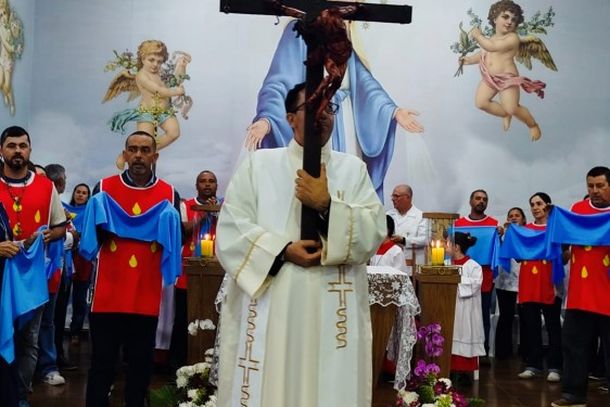 Missa de Maria Passa &agrave; Frente re&uacute;ne cerca de 2,5 mil pessoas com b&ecirc;n&ccedil;&atilde;o das rosas