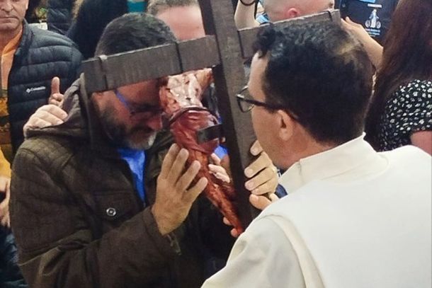 Missa de Maria Passa &agrave; Frente re&uacute;ne cerca de 2,5 mil pessoas com b&ecirc;n&ccedil;&atilde;o das rosas