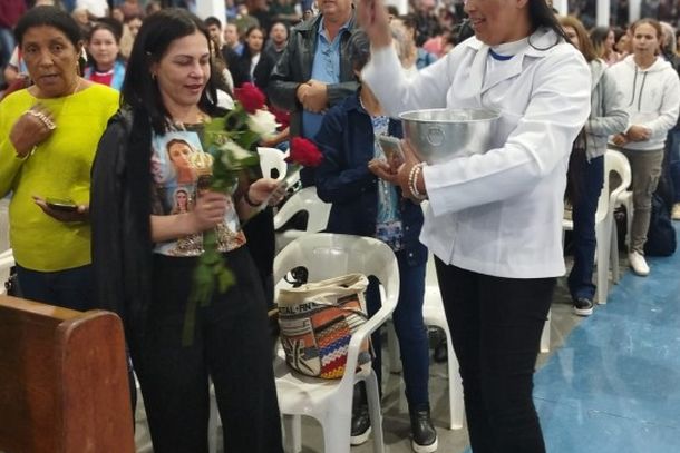 Missa de Maria Passa &agrave; Frente re&uacute;ne cerca de 2,5 mil pessoas com b&ecirc;n&ccedil;&atilde;o das rosas