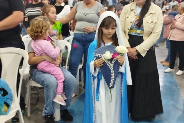 Missa de Maria Passa &agrave; Frente re&uacute;ne cerca de 2,5 mil pessoas com b&ecirc;n&ccedil;&atilde;o das rosas