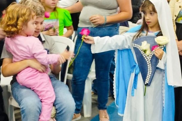 Missa de Maria Passa &agrave; Frente re&uacute;ne cerca de 2,5 mil pessoas com b&ecirc;n&ccedil;&atilde;o das rosas