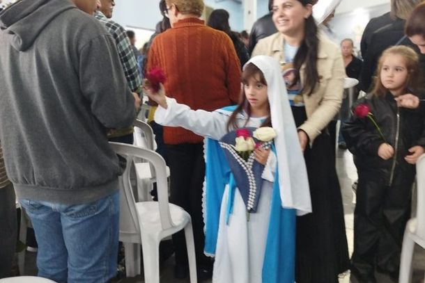 Missa de Maria Passa &agrave; Frente re&uacute;ne cerca de 2,5 mil pessoas com b&ecirc;n&ccedil;&atilde;o das rosas