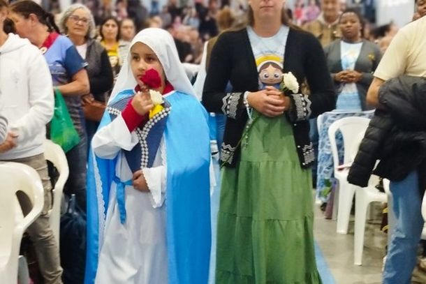 Missa de Maria Passa &agrave; Frente re&uacute;ne cerca de 2,5 mil pessoas com b&ecirc;n&ccedil;&atilde;o das rosas