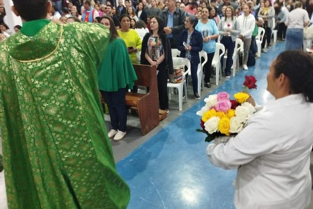 Missa de Maria Passa &agrave; Frente re&uacute;ne cerca de 2,5 mil pessoas com b&ecirc;n&ccedil;&atilde;o das rosas