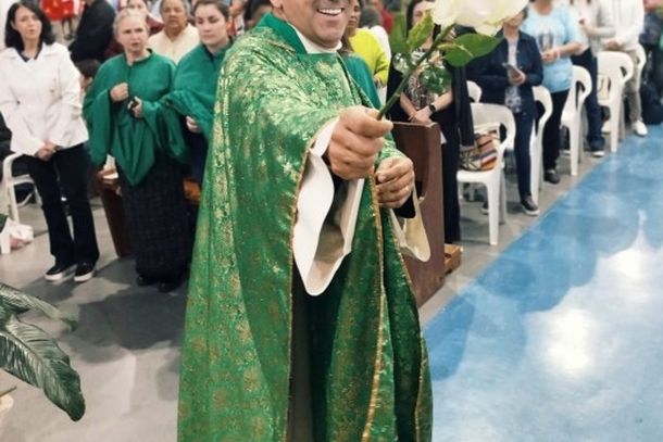 Missa de Maria Passa &agrave; Frente re&uacute;ne cerca de 2,5 mil pessoas com b&ecirc;n&ccedil;&atilde;o das rosas