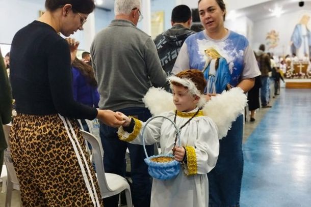 Missa de Maria Passa &agrave; Frente re&uacute;ne cerca de 2,5 mil pessoas com b&ecirc;n&ccedil;&atilde;o das rosas