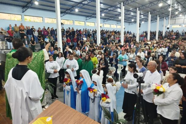 Missa de Maria Passa &agrave; Frente re&uacute;ne cerca de 2,5 mil pessoas com b&ecirc;n&ccedil;&atilde;o das rosas