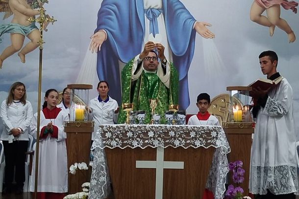 Missa de Maria Passa &agrave; Frente re&uacute;ne cerca de 2,5 mil pessoas com b&ecirc;n&ccedil;&atilde;o das rosas