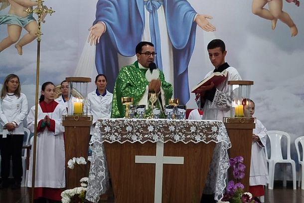 Missa de Maria Passa &agrave; Frente re&uacute;ne cerca de 2,5 mil pessoas com b&ecirc;n&ccedil;&atilde;o das rosas