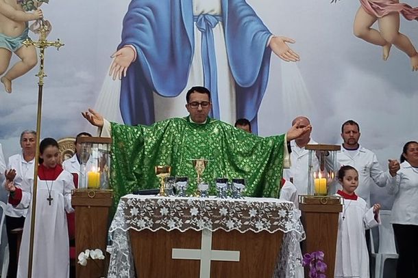 Missa de Maria Passa &agrave; Frente re&uacute;ne cerca de 2,5 mil pessoas com b&ecirc;n&ccedil;&atilde;o das rosas