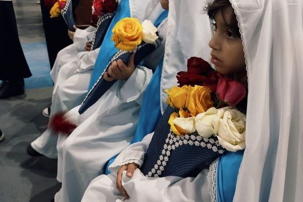 Missa de Maria Passa &agrave; Frente re&uacute;ne cerca de 2,5 mil pessoas com b&ecirc;n&ccedil;&atilde;o das rosas