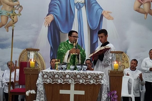 Missa de Maria Passa &agrave; Frente re&uacute;ne cerca de 2,5 mil pessoas com b&ecirc;n&ccedil;&atilde;o das rosas