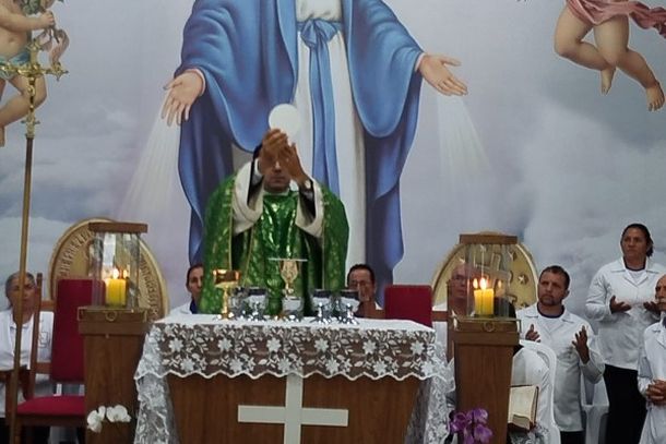 Missa de Maria Passa &agrave; Frente re&uacute;ne cerca de 2,5 mil pessoas com b&ecirc;n&ccedil;&atilde;o das rosas