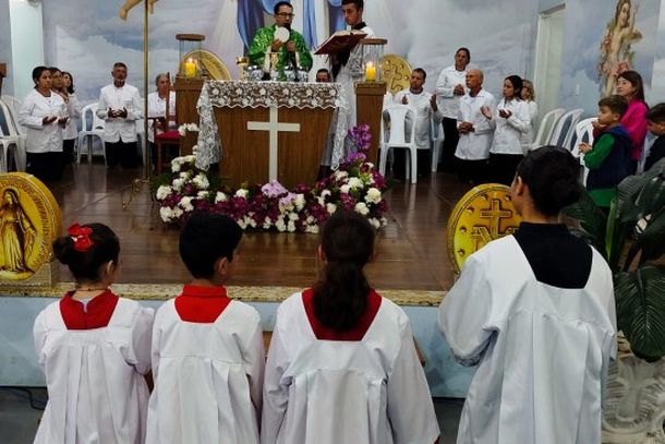 Missa de Maria Passa &agrave; Frente re&uacute;ne cerca de 2,5 mil pessoas com b&ecirc;n&ccedil;&atilde;o das rosas