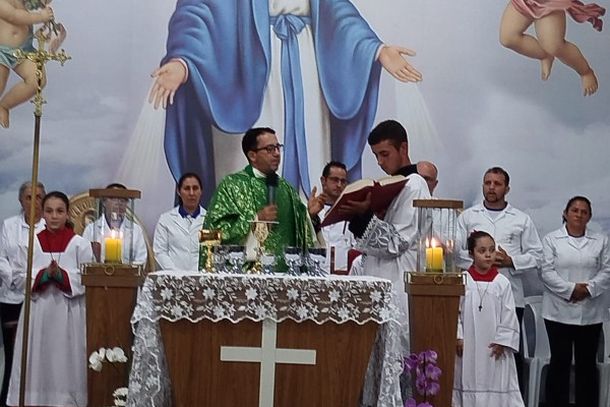 Missa de Maria Passa &agrave; Frente re&uacute;ne cerca de 2,5 mil pessoas com b&ecirc;n&ccedil;&atilde;o das rosas