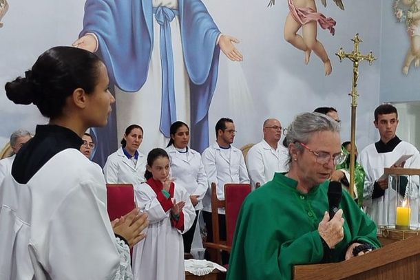 Missa de Maria Passa &agrave; Frente re&uacute;ne cerca de 2,5 mil pessoas com b&ecirc;n&ccedil;&atilde;o das rosas