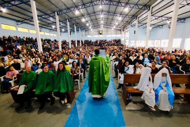 Missa de Maria Passa &agrave; Frente re&uacute;ne cerca de 2,5 mil pessoas com b&ecirc;n&ccedil;&atilde;o das rosas