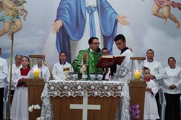 Missa de Maria Passa &agrave; Frente re&uacute;ne cerca de 2,5 mil pessoas com b&ecirc;n&ccedil;&atilde;o das rosas