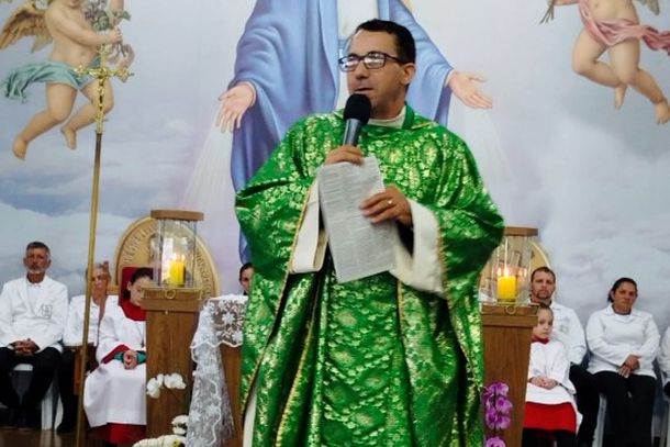 Missa de Maria Passa &agrave; Frente re&uacute;ne cerca de 2,5 mil pessoas com b&ecirc;n&ccedil;&atilde;o das rosas