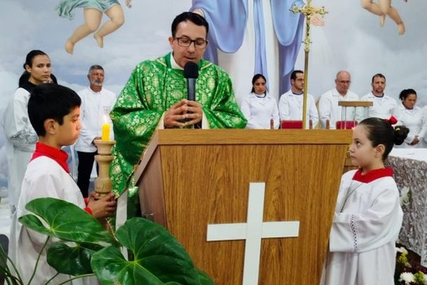 Missa de Maria Passa &agrave; Frente re&uacute;ne cerca de 2,5 mil pessoas com b&ecirc;n&ccedil;&atilde;o das rosas