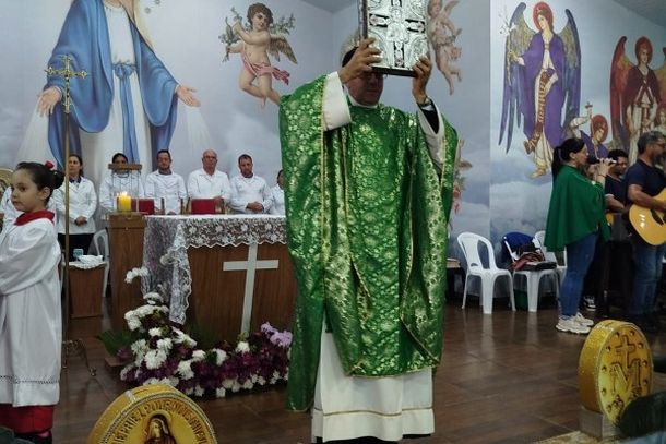 Missa de Maria Passa &agrave; Frente re&uacute;ne cerca de 2,5 mil pessoas com b&ecirc;n&ccedil;&atilde;o das rosas