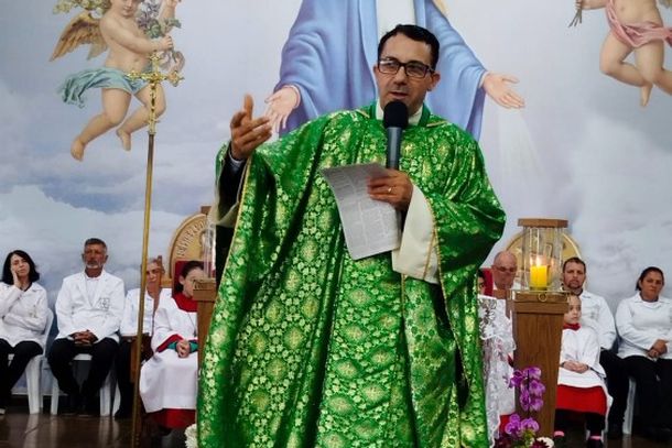 Missa de Maria Passa &agrave; Frente re&uacute;ne cerca de 2,5 mil pessoas com b&ecirc;n&ccedil;&atilde;o das rosas