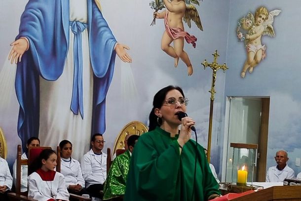 Missa de Maria Passa &agrave; Frente re&uacute;ne cerca de 2,5 mil pessoas com b&ecirc;n&ccedil;&atilde;o das rosas