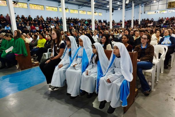 Missa de Maria Passa &agrave; Frente re&uacute;ne cerca de 2,5 mil pessoas com b&ecirc;n&ccedil;&atilde;o das rosas