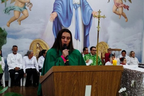 Missa de Maria Passa &agrave; Frente re&uacute;ne cerca de 2,5 mil pessoas com b&ecirc;n&ccedil;&atilde;o das rosas