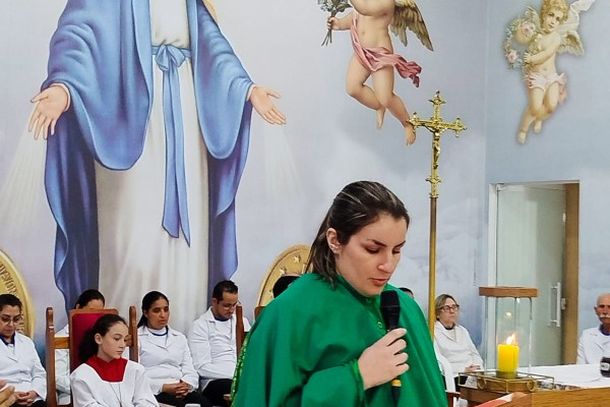 Missa de Maria Passa &agrave; Frente re&uacute;ne cerca de 2,5 mil pessoas com b&ecirc;n&ccedil;&atilde;o das rosas