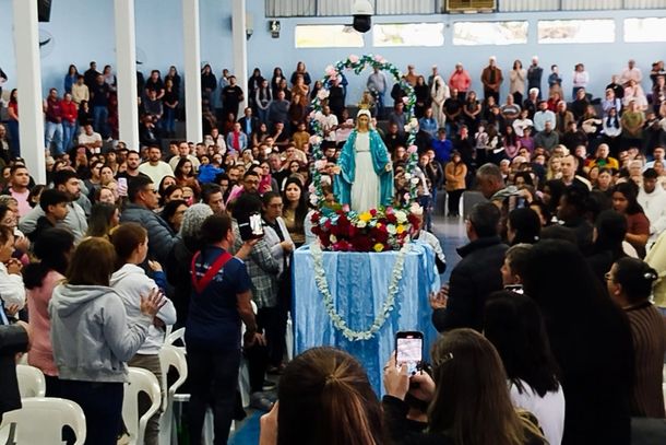 Missa de Maria Passa &agrave; Frente re&uacute;ne cerca de 2,5 mil pessoas com b&ecirc;n&ccedil;&atilde;o das rosas