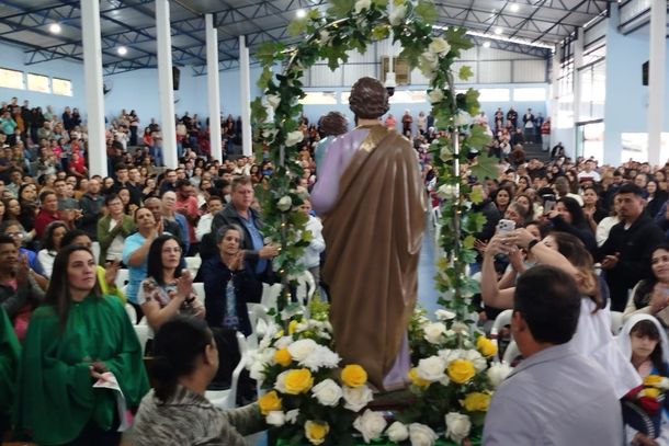 Missa de Maria Passa &agrave; Frente re&uacute;ne cerca de 2,5 mil pessoas com b&ecirc;n&ccedil;&atilde;o das rosas