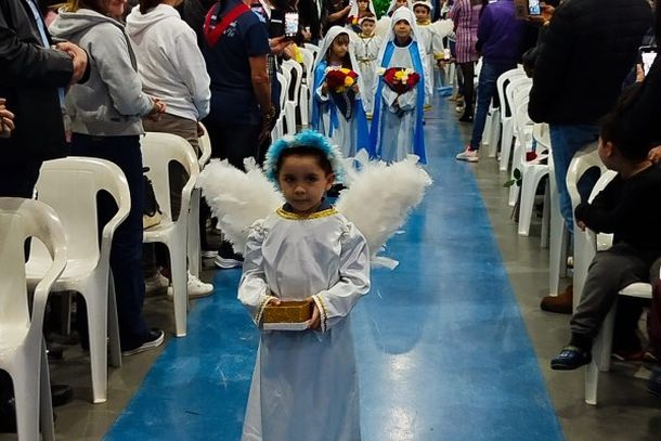 Missa de Maria Passa &agrave; Frente re&uacute;ne cerca de 2,5 mil pessoas com b&ecirc;n&ccedil;&atilde;o das rosas
